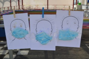Bricolage par les enfants sur le port du masque par le personnel de La Maison