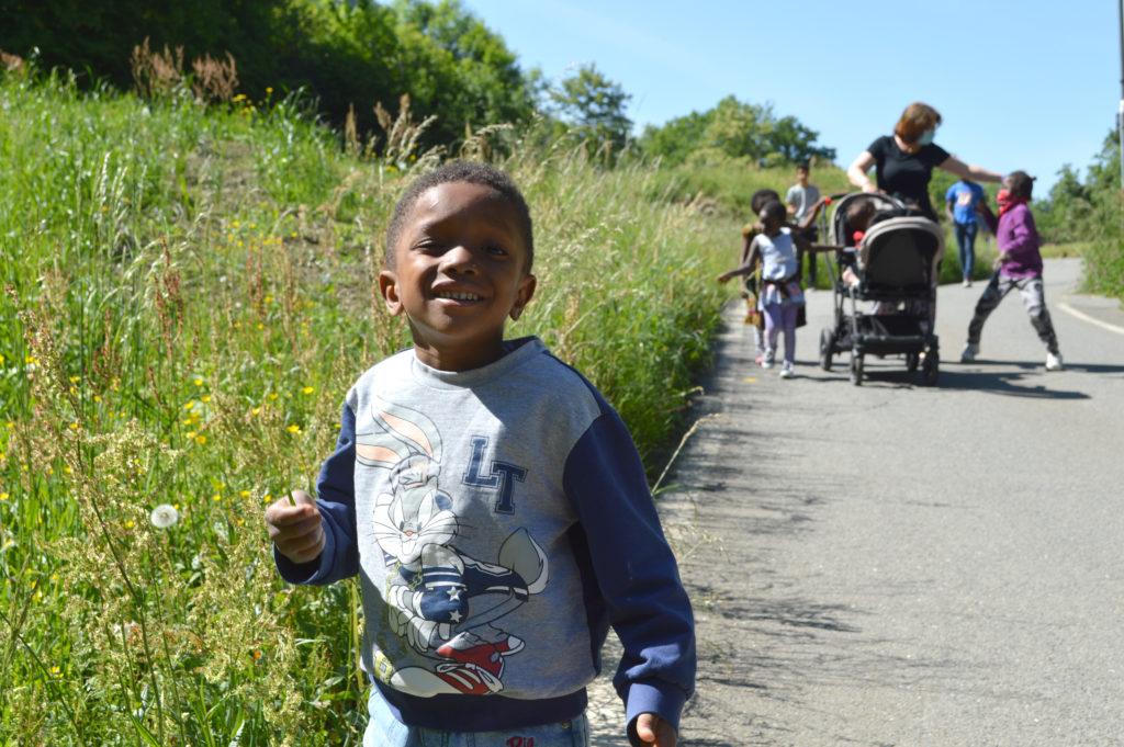 Les enfants profitent du beau temps pour une balade ne plein-air