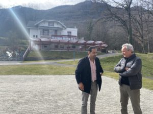 Ismail discute avec Philippe Gex, directeur de La Maison