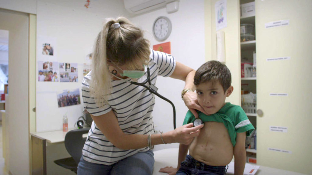 Juliette en consultation avec un enfant