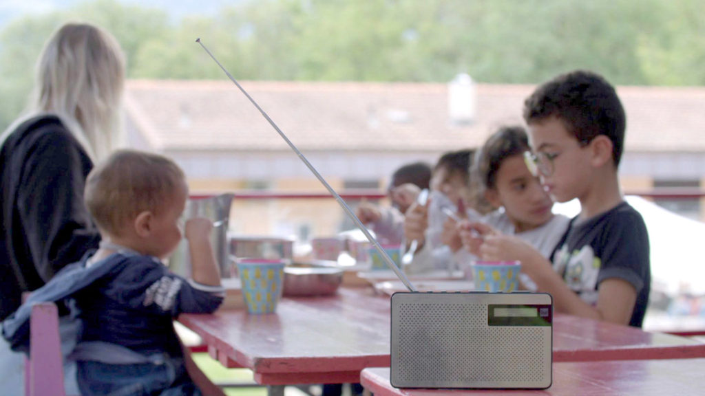 Les enfants autour d'un repas