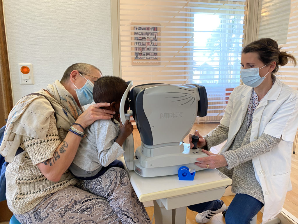 Convoyages d'enfants. Ibrahima fait face à une machine lors d'un examen de sa vue