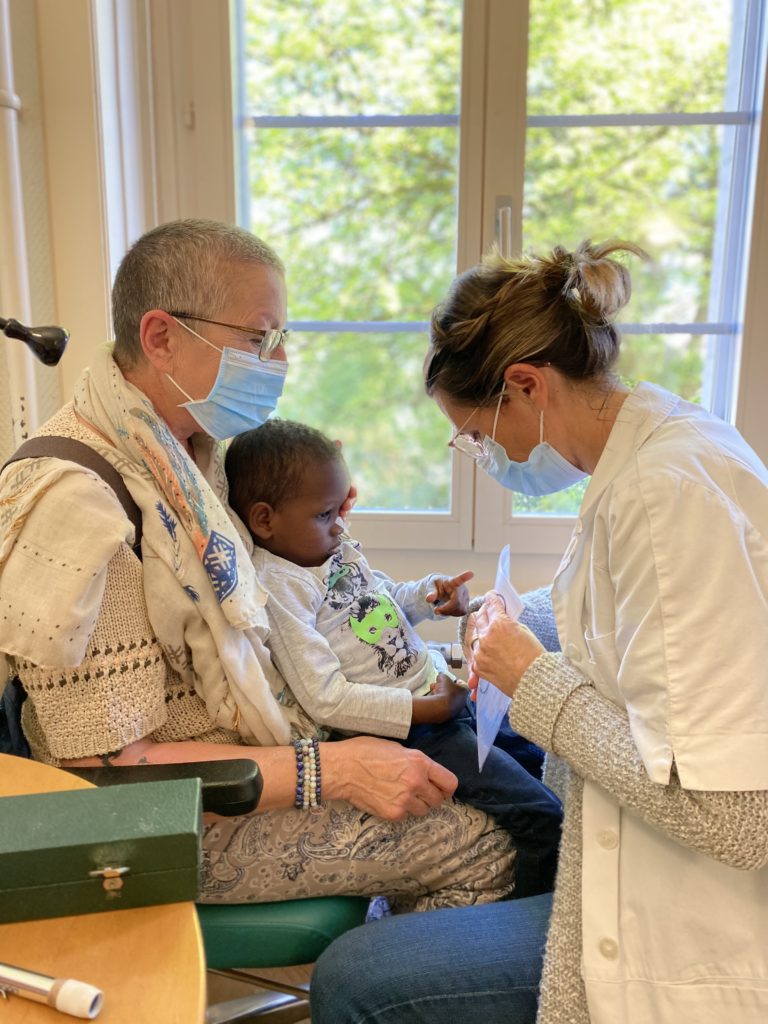 Convoyages d'enfants. Consultation ophtalmique pour Ibrahima, petit pensionnaire de La Maison