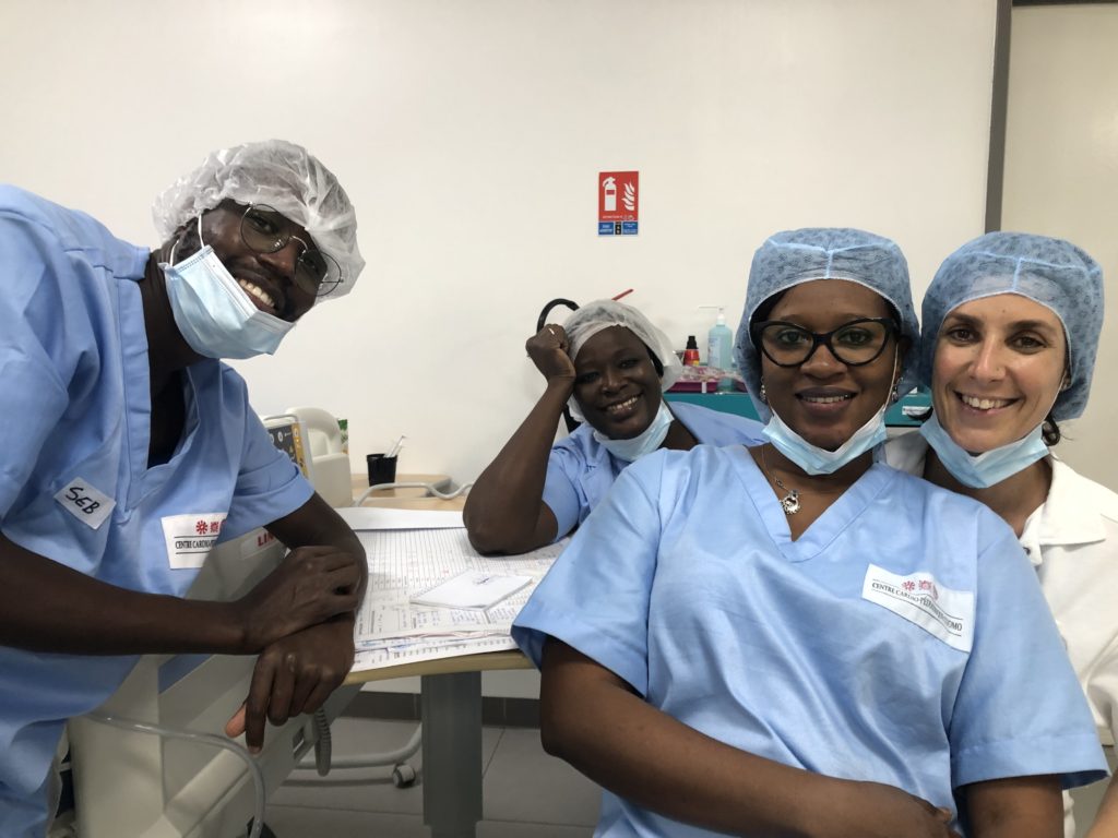 L'équipe locale et Mélanie Casanova, infirmières de La Maison, pendant la mission à Dakar