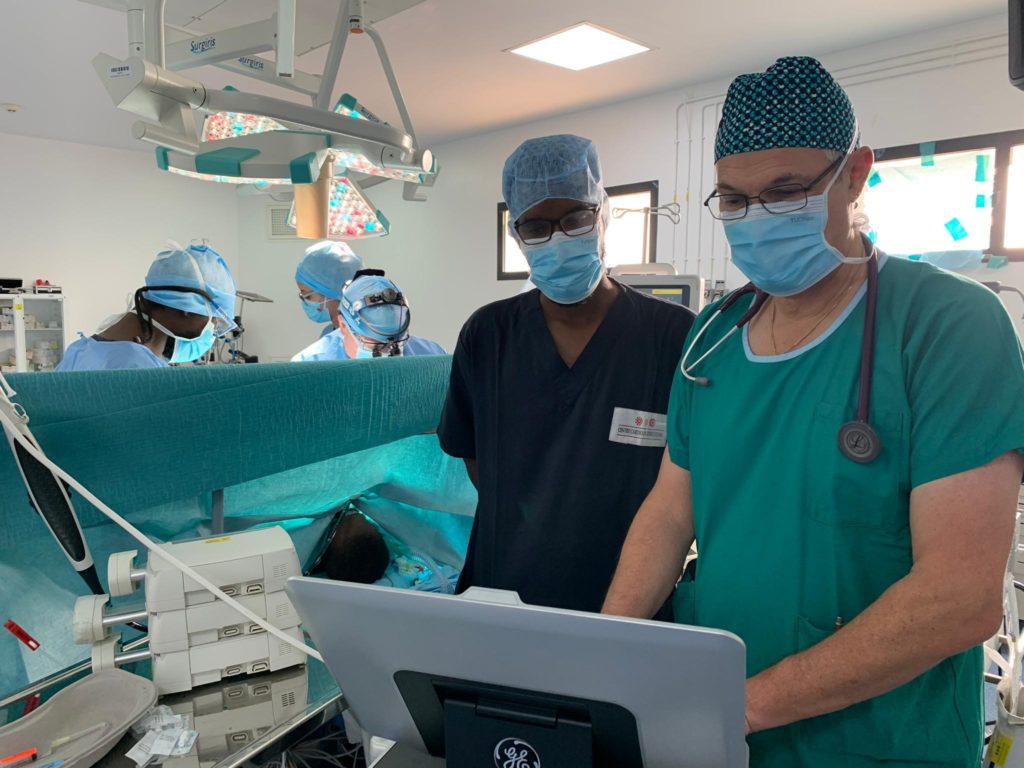 Dr Mirko Dolci et son homologue lors d'une opération du coeur d'un enfant à Dakar
