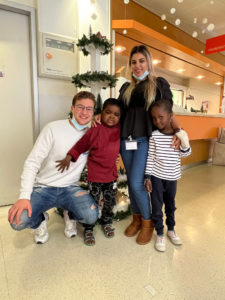 Un parrain et une marraine avec des enfants de La Maison de Terre des hommes Valais aux HUG