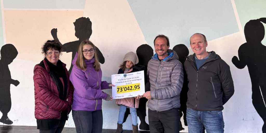 Entourées de la direction des écoles primaires (Sylvie Monnet) et du CO (Thomas Delamorclaz) de Val de Bagnes, la plus jeune et la plus âgée des participants ont remis le chèque à Grégory Rausis de La Maison.