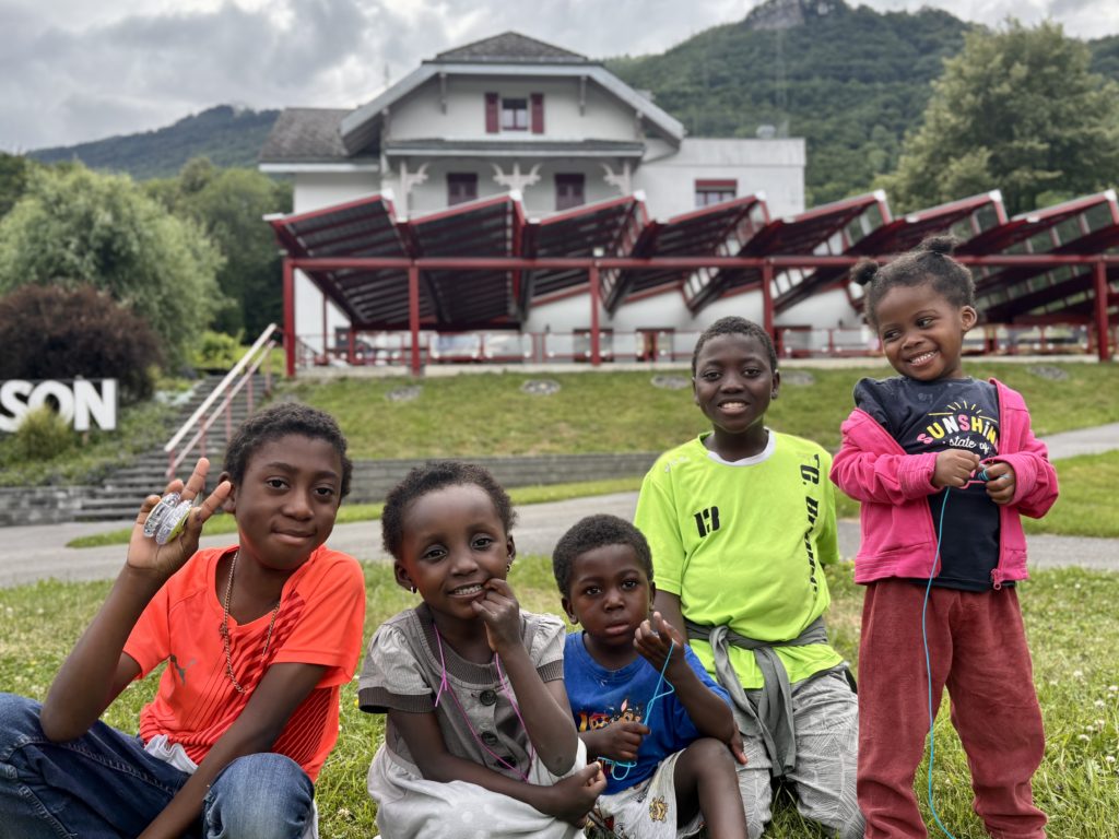 Lächeln im Vordergrund, Zukunft im Hintergrund. La Maison entwickelt sich mit und für die Kinder weiter.