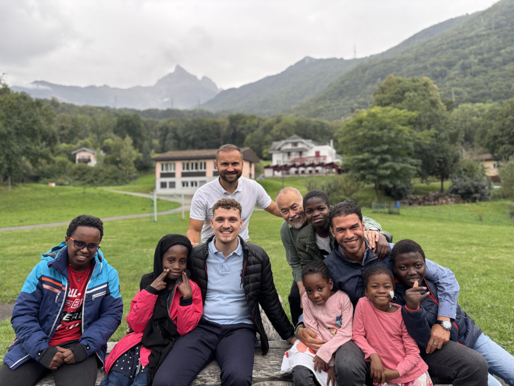 Zihret (stehend), Diogo, Heang und Ramzi, umgeben von den Kindern von La Maison.