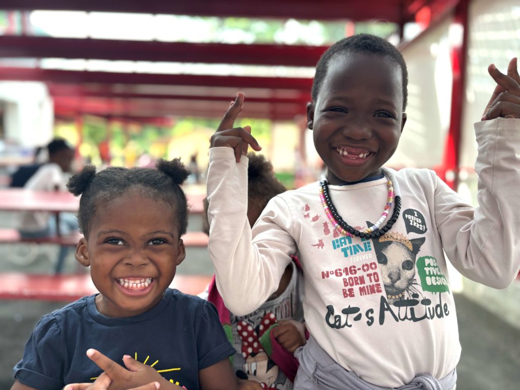 Après leur opération du cœur, Adja et Mawupemon sont rentrées guéries en Côte d’Ivoire et au Togo.