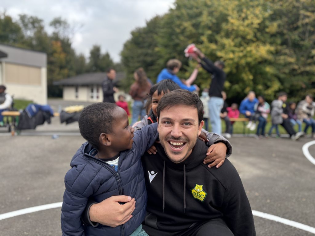 Inauguration du nouveau terrain de basket de La Maison, en présence du BBC Monthey-Chablais et de Make-A-Wish Suisse.