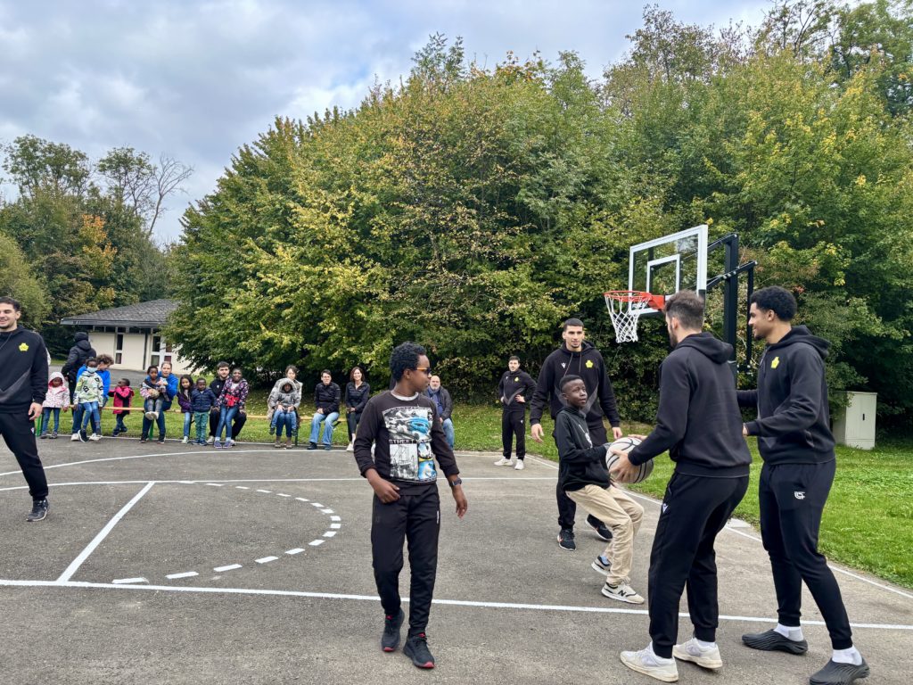 Inauguration du nouveau terrain de basket de La Maison, en présence du BBC Monthey-Chablais et de Make-A-Wish Suisse.