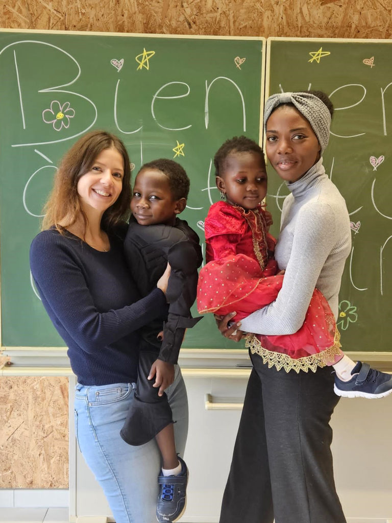 Iris et Naila, deux visages d’aujourd’hui. La relève d’un engagement qui se transmet, cœur à cœur, génération après génération.