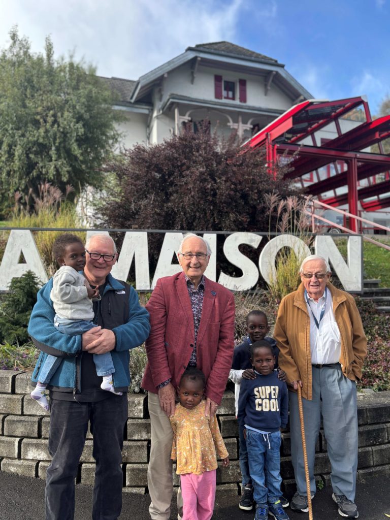 Jacques, Hugo et Edmond, pionniers de La Maison. Trois bâtisseurs de la solidarité, unis depuis les premiers jours pour offrir un avenir aux enfants.