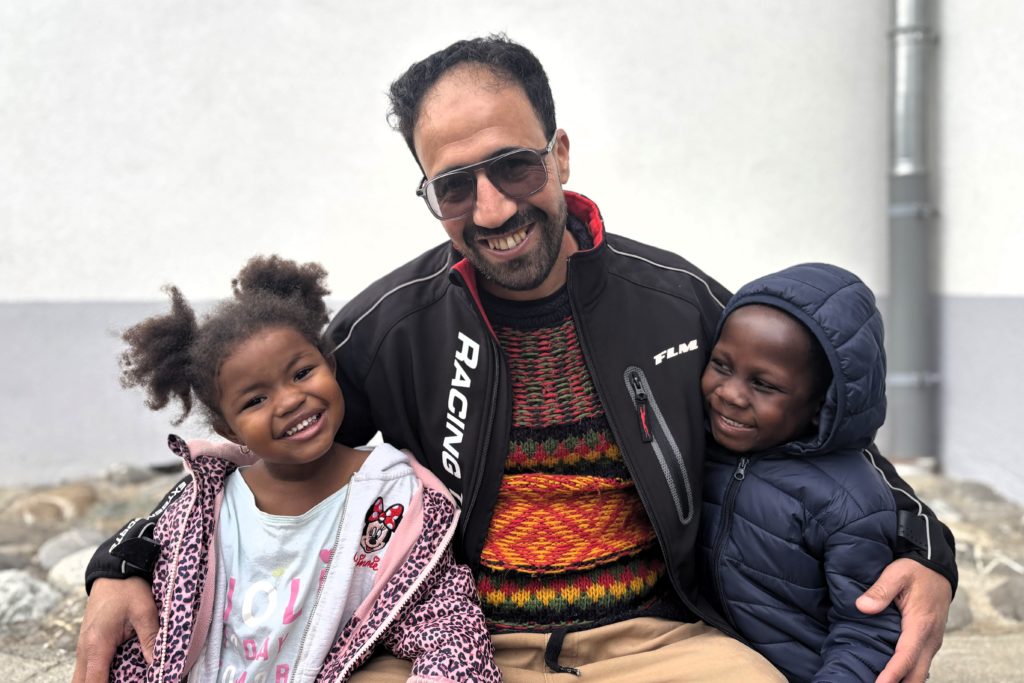 Rafik, umgeben von Aissatou und Olouwatobi. Drei Lebenswege, vereint durch Hoffnung und die Kraft des Herzens.