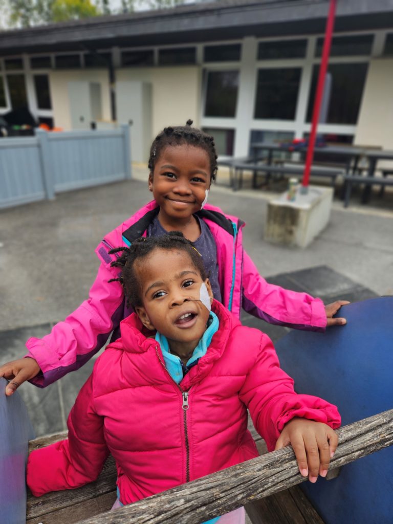 Pendant une année, Oluyomi et Eni-Ola ont traversé un parcours similaire pour pouvoir s’alimenter normalement, entourées de la bienveillance du personnel de La Maison.
