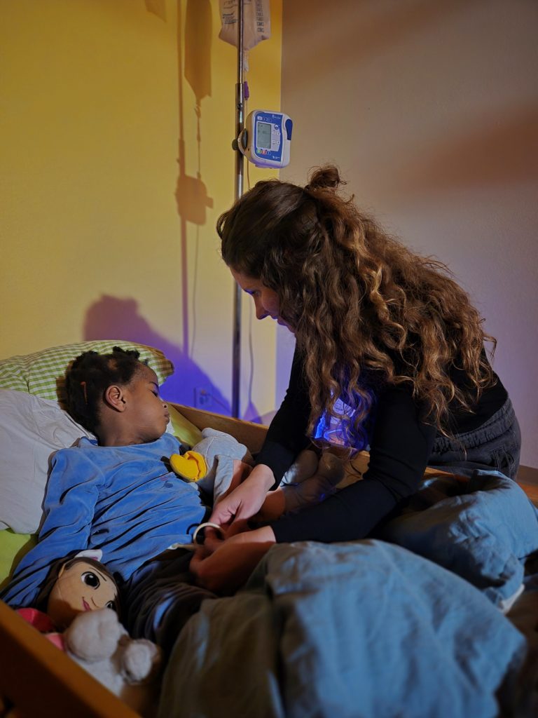 Aurélie, l’une des veilleuses de La Maison, surveille l’alimentation de nuit d’Oluyomi.