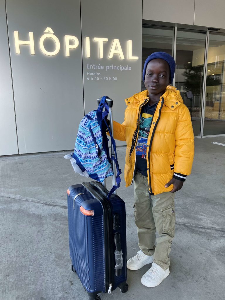 Saliou devant l’Hôpital Riviera-Chablais, au seuil d’un parcours qui le mènera vers la guérison.
