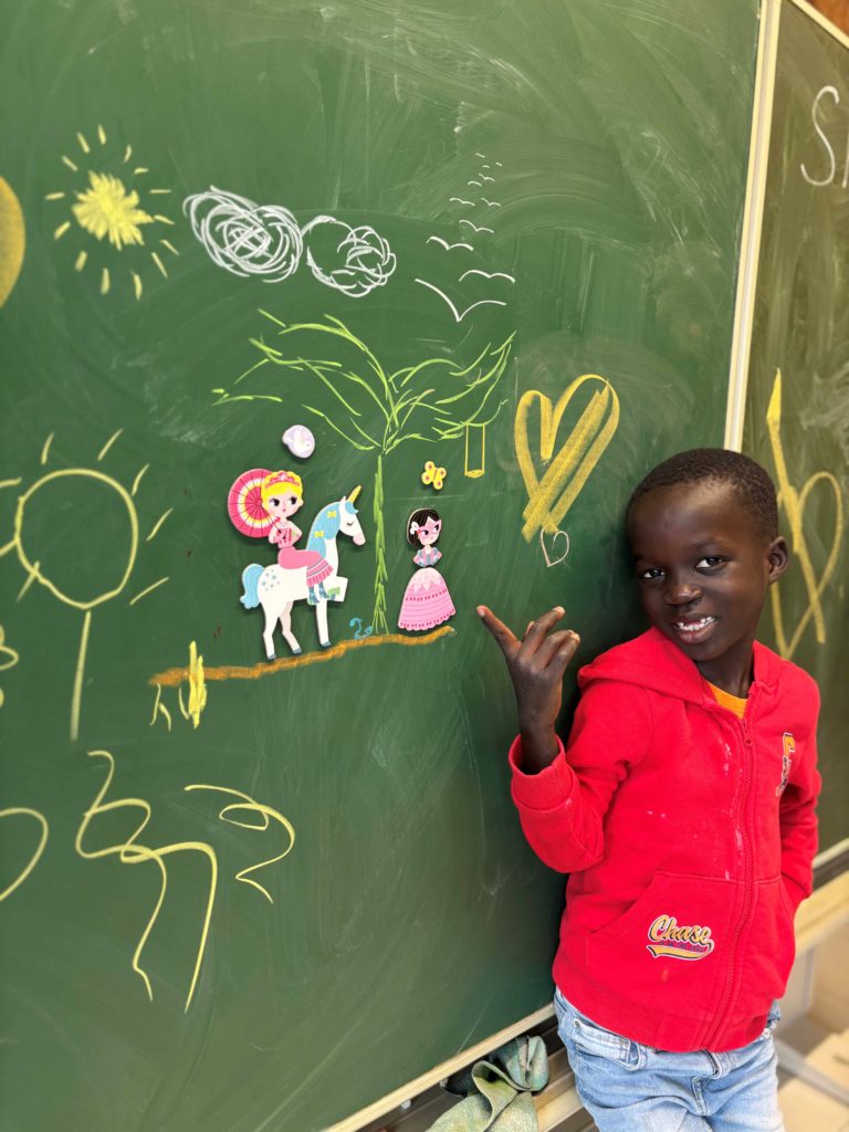 À l’école de La Maison, le sourire de Saliou reprend sa place.