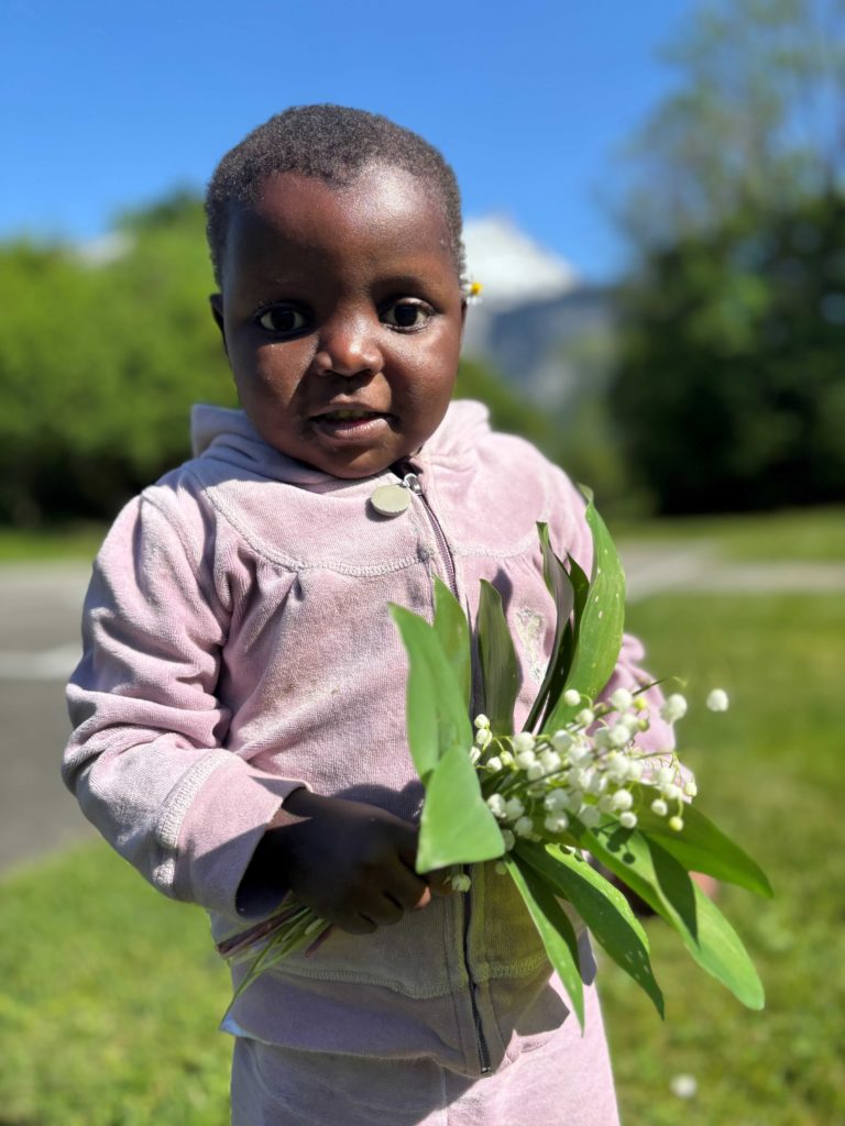 Dagbedji savoure la douceur du printemps, entourée de l’attention bienveillante de l’équipe éducative.
